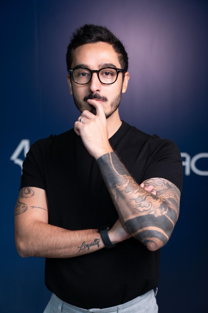 Iygge Sampaio em pose reflexiva